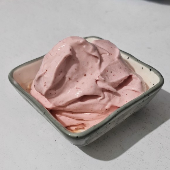 מתכון לגלידת חלבון תותים וקצפת